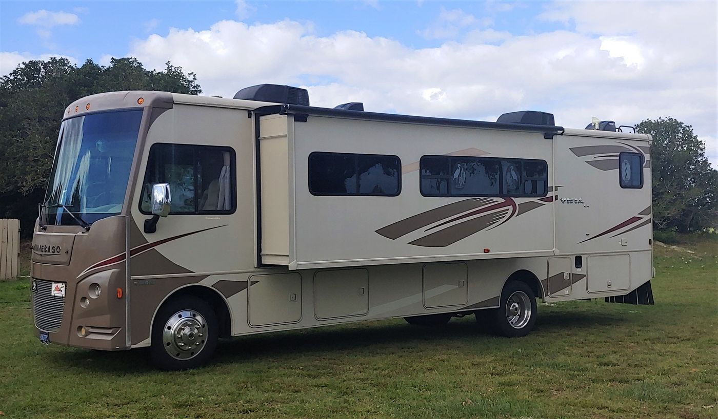 RV Rentals in Lake Wales, FL 2016 ClassA Winnebago VistaLx near 33859 RVnGO