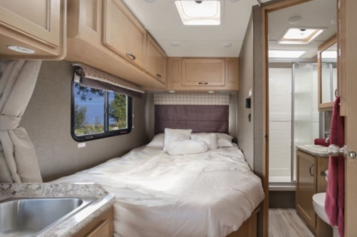 RV Rentals in Glen Burnie, MD - - 2019 Class-C Thor Four-Winds near ...