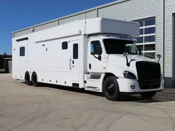 2019 Showhauler 33KTSSL - Class A RV on RVnGO.com