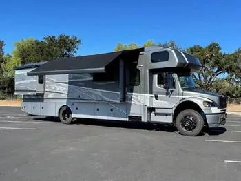 2021 Dynamax Corp DX3 37TS - Class C RV on RVnGO.com