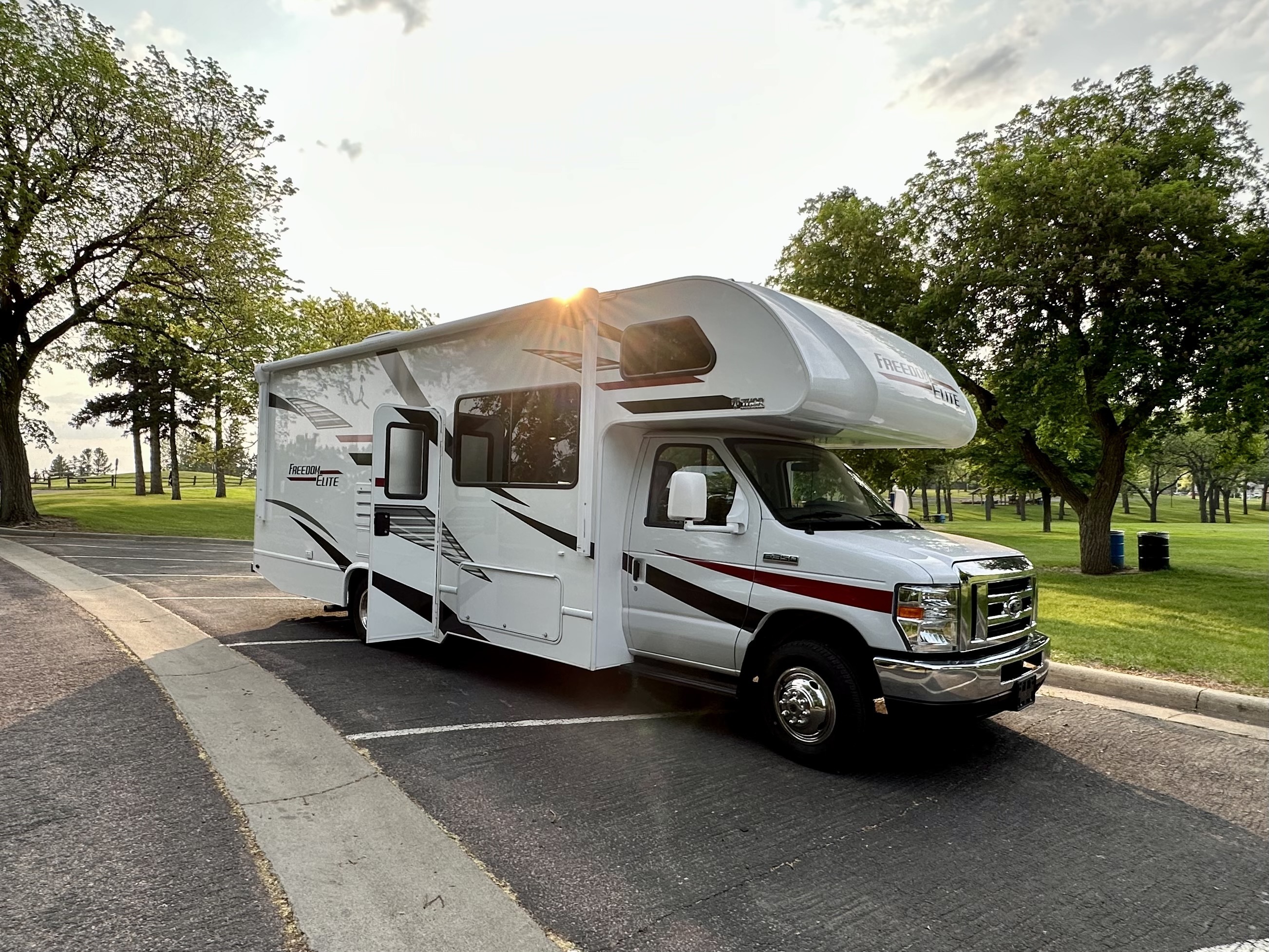 2020 Thor Freedom Elite - Driveable & Great for 2-6 People
