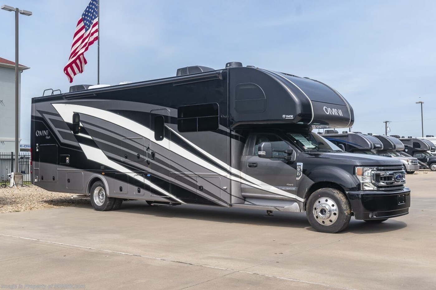Class C RV Rental in Lake Dallas, TX - 2024 Thor Omni 26730 | RVnGO, image size:1400x933