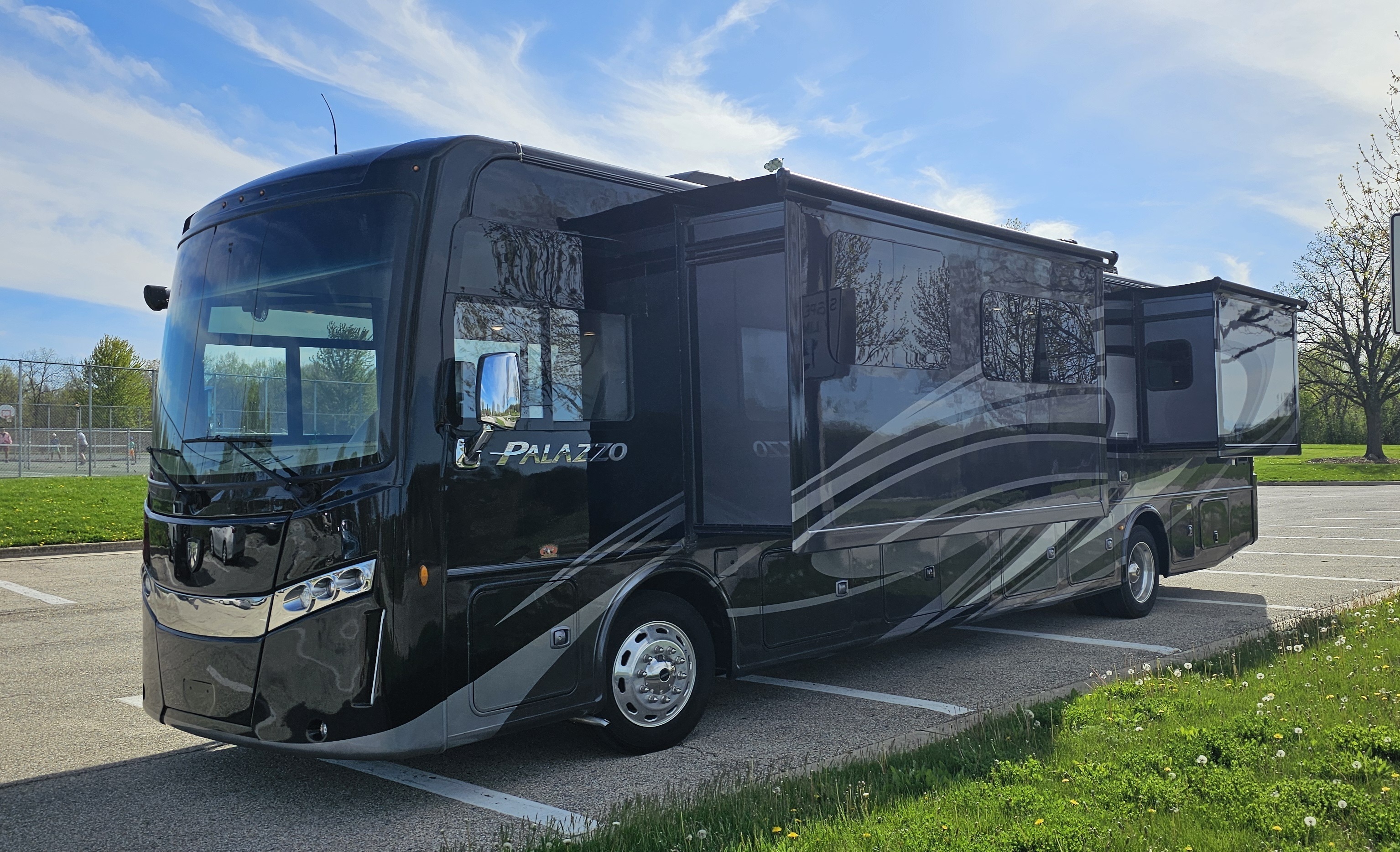 Beautiful 2021 Thor Palazzo 37.4 with all you need