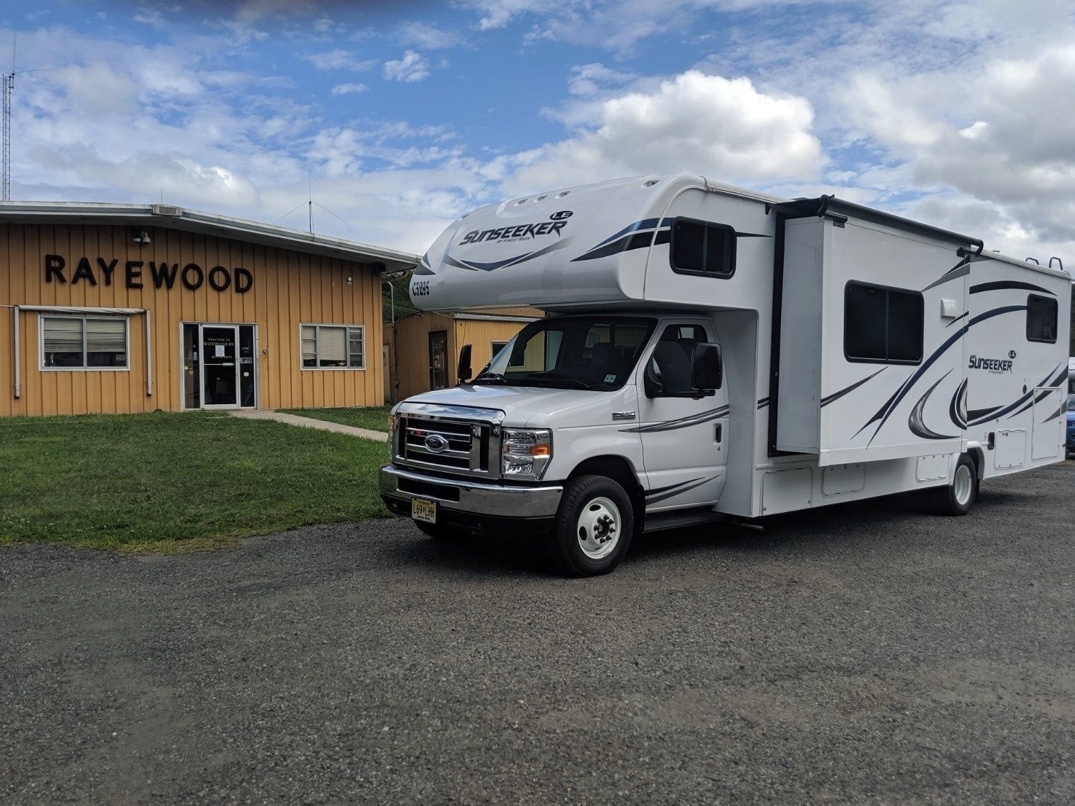 2024 - 32' Class C Motorhome Rental